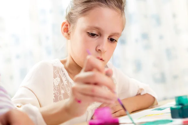 Barn måla vid staffli i skolan — Stockfoto