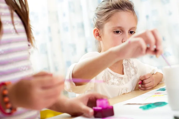 Pittura bambino al cavalletto a scuola — Foto Stock