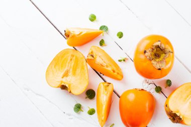 Ahşap masa üzerinde nefis turuncu hurma