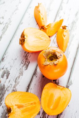 Ahşap masa üzerinde nefis turuncu hurma