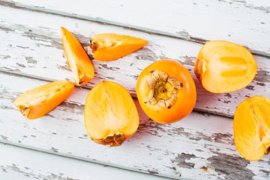 Ahşap masa üzerinde nefis turuncu hurma