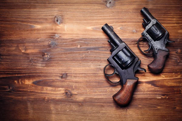 Pistolas vintage sobre fondo de madera — Foto de Stock