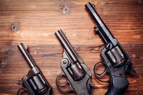 Винтажные пистолеты на деревянном фоне — стоковое фото