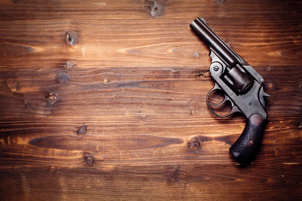 Vintage pistoler på trä bakgrund — Stockfoto