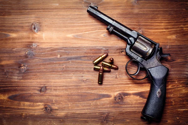 Pistolas vintage sobre fondo de madera — Foto de Stock