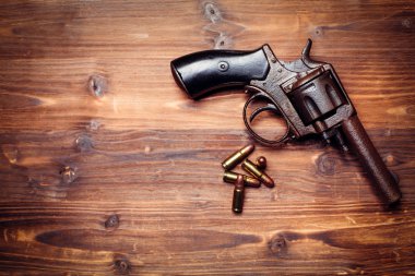 Ahşap arka plan üzerinde Vintage tabanca