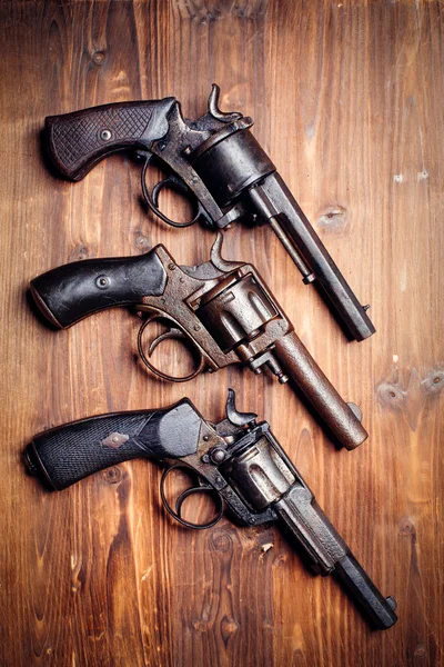 Pistolas vintage sobre fondo de madera — Foto de Stock