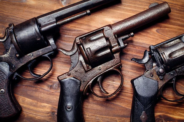 Pistolas vintage sobre fondo de madera — Foto de Stock