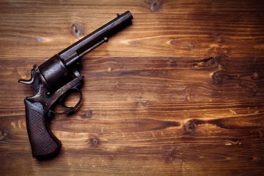 Ahşap arka plan üzerinde Vintage tabanca