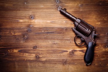 Ahşap arka plan üzerinde Vintage tabanca