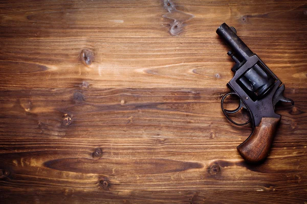Pistolas vintage em fundo de madeira — Fotografia de Stock