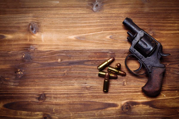 Pistolas vintage sobre fondo de madera — Foto de Stock