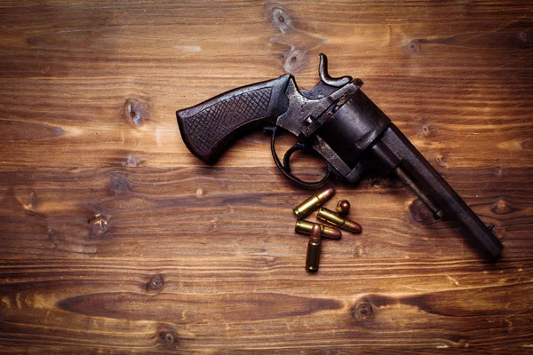 Pistolas vintage sobre fondo de madera — Foto de Stock