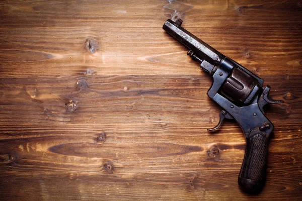 Pistolas vintage sobre fondo de madera — Foto de Stock