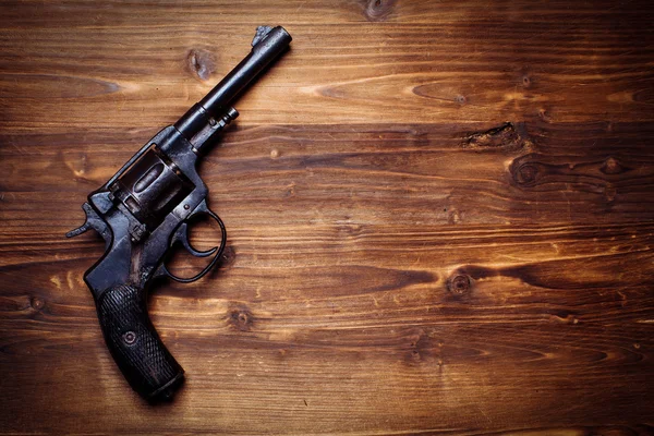 Pistolas vintage em fundo de madeira — Fotografia de Stock