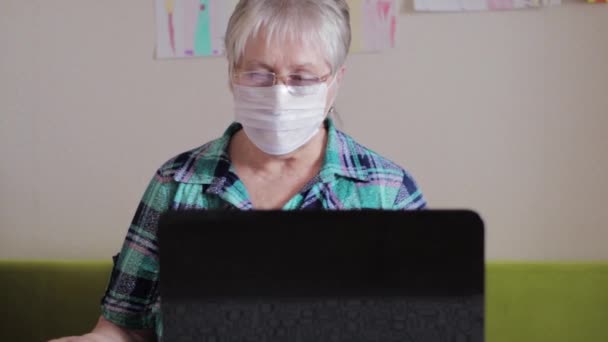 Mujer Mayor Con Máscara Médica Protectora Portátil Mujer Hablando Internet — Vídeo de stock