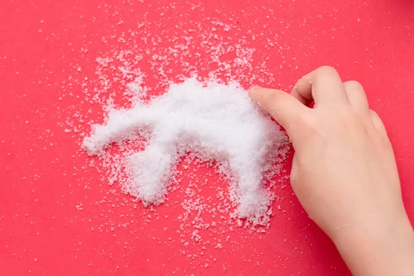 Dětské Ruce Dělají Sněhu Červeném Pozadí Hůlkovou Figurku Čekání Zimní — Stock fotografie