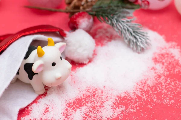 Dekorationen Für Das Neue Jahr Postkartendesign Spielzeugbulle Mit Weihnachtsmütze Neujahrsgirlanden — Stockfoto
