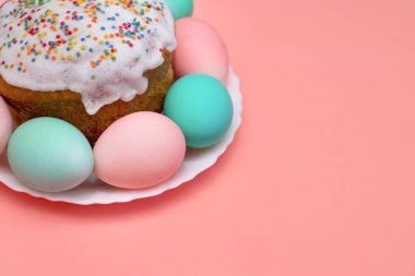 Paskalya dekoru: pastel renkte yumurtalar ve şenlikli pastalar, pasta. Paskalya için hazırlanılıyor.