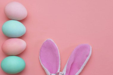 Paskalya dekoru: pastel yumurta ve tavşan kulağı. Paskalya için hazırlanılıyor.