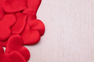 Kalpler masaya, metin için yer ayır. Sevgililer Günü dekorasyonu.