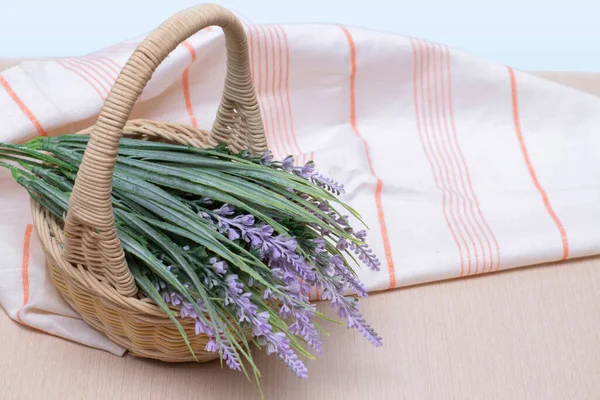 Ein Korb Mit Einem Lavendelstrauß Steht Auf Einem Holztisch Auf — Stockfoto