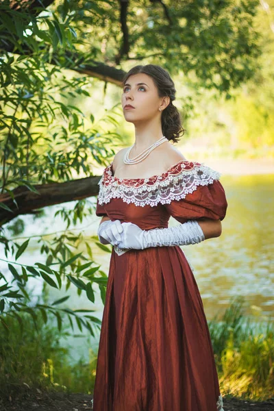 Hermosa Joven Vestido Del Siglo Guantes Blancos Bosque Junto Estanque — Foto de Stock