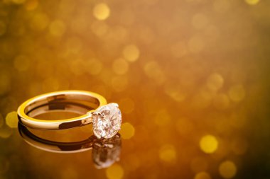 Güzel nikah yüzüğüne elmasla yakın çekim