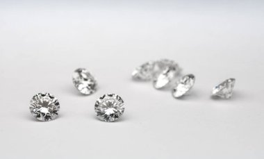 Beyaz arkaplanda beyaz elmasların yakınlaştırılması