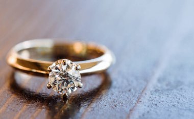 Güzel nikah yüzüğüne elmasla yakın çekim