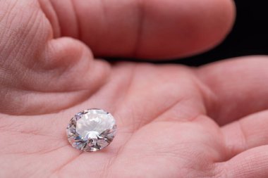 Lüks elması olan bir kadın.