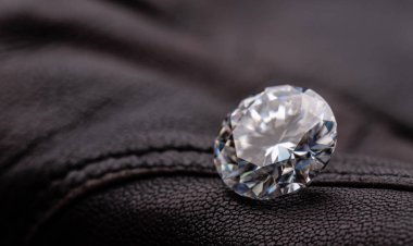 Deri arka planda lüks elmas