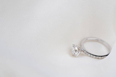 Nişan yüzüğü beyaz kumaşta.