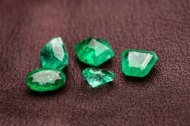 Zümrüt Taşlar. Değerli Gevşek Mücevherler