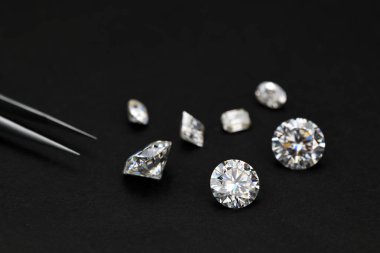 Siyah arkaplanda elmaslar 