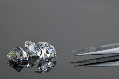 Gümüş arkaplanda lüks elmaslar 