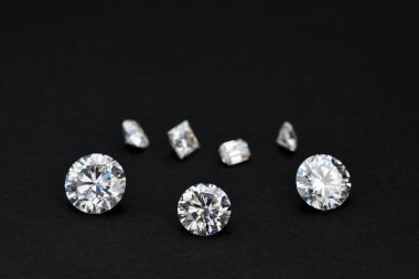 Siyah arkaplanda elmaslar 