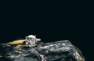 Güzel nikah yüzüğüne elmasla yakın çekim