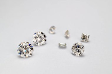 Beyaz arkaplanda elmaslar