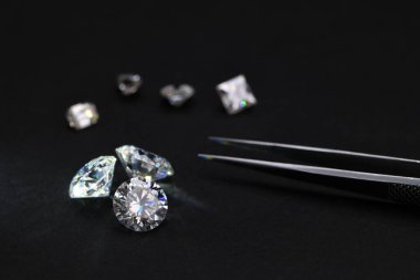 Siyah arkaplanda elmaslar 