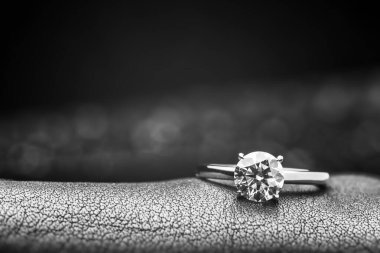 Güzel nikah yüzüğüne elmasla yakın çekim