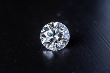 Siyah arkaplanda lüks elmas