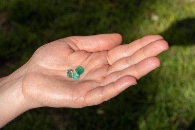 Doğal zümrüt taşlı eller