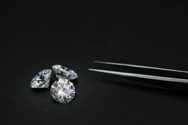 Siyah arkaplanda elmaslar 