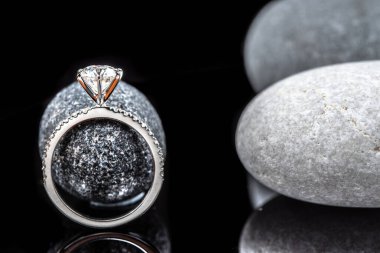 Nişan yüzüğü taşın üstünde.