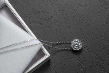 Hediye kutusu olan elmas kolye.