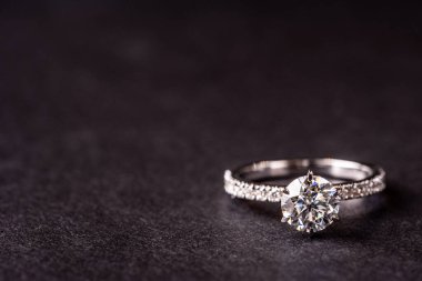 Siyah arkaplanda altın bir yüzük