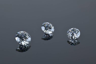 Gümüş arkaplanda lüks elmaslar