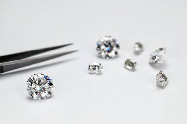 Beyaz arkaplanda elmaslar 