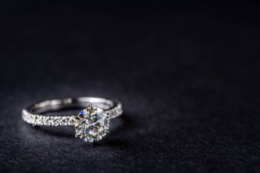 Siyah arkaplanda altın yüzük